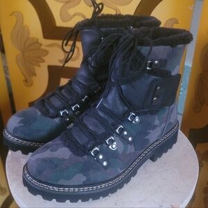 EARTH Ladies Gray Suede Camo Booties Sz7M